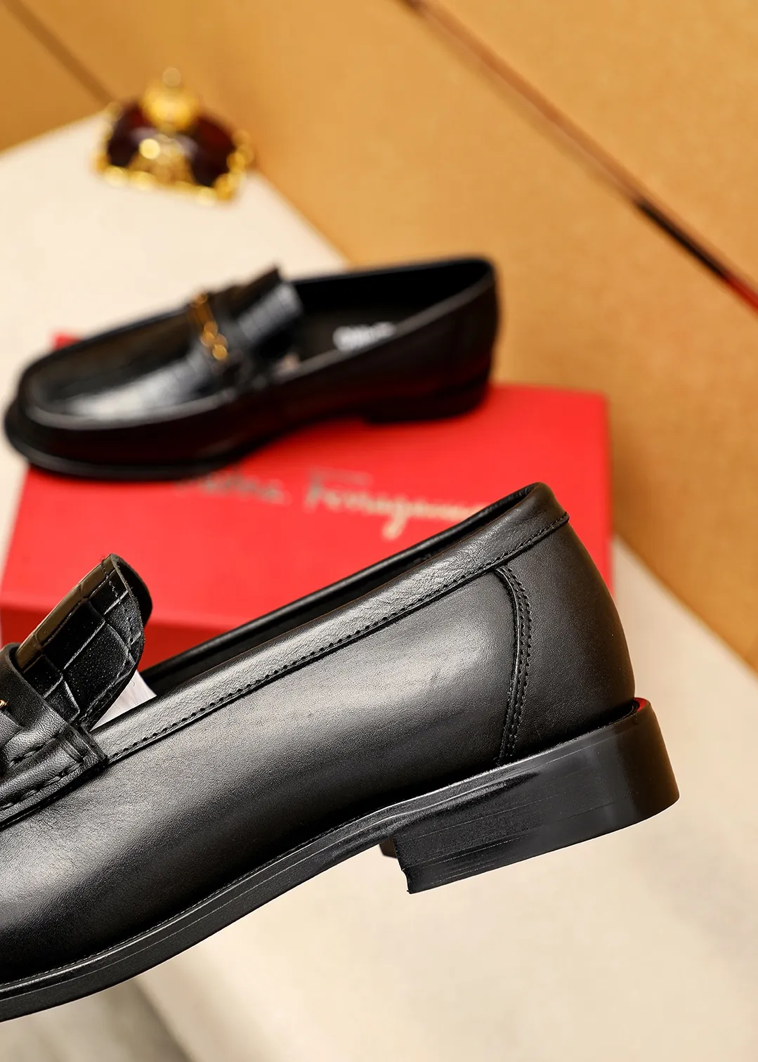 Men's shoes 💰442 💐 Product trademark: Ferragamo "Ferragamo" casual leather shoes Regular size: 38-44 (45.46🉑️customized) Product materials: Selected imported first-layer calfskin embossed upper + classic hardware buckle, imported water-dyed cow leather lining. Strong three-dimensional visual effect, combined outsole Color: 1⃣️color optional